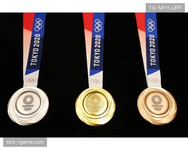 里根·史密斯奥运奖牌得主再创佳绩，泳池王者风采震撼全场