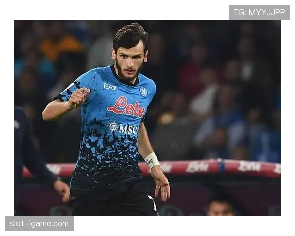 莱奥与克瓦拉茨赫利亚:边锋节奏掌控与技术特点对比 莱奥与克瓦拉茨赫利亚:边锋节奏掌控与技术特点对比