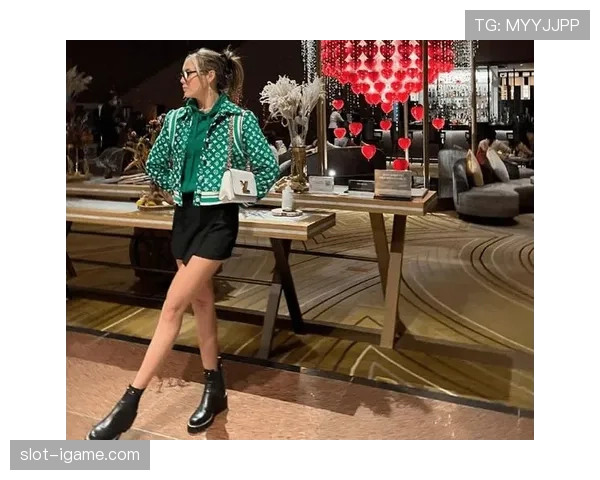 谷爱凌背训练包拎奢侈品袋路过街头，明明是运动员却活成了名媛的既视感